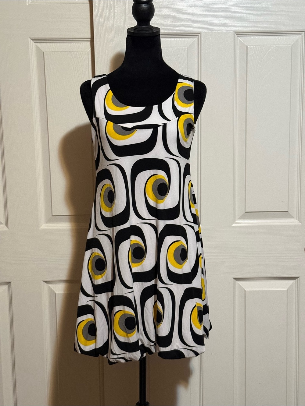 Sleeveless Geometric Print Shift Dress - Yellow & Black